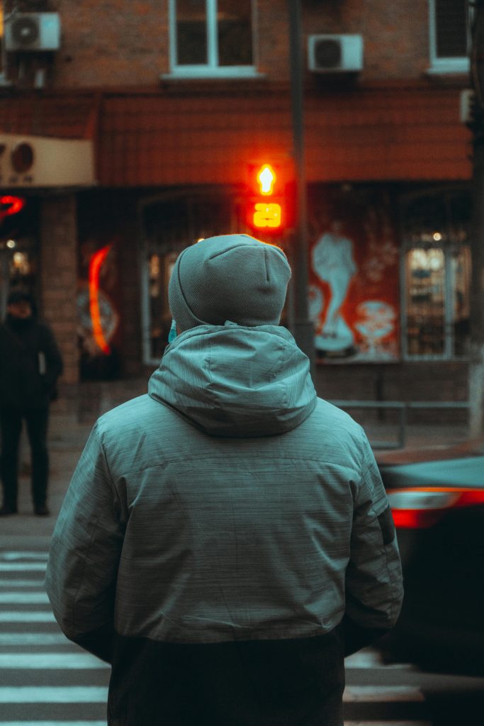 Fotos af Alex: https://www.pexels.com/da-dk/foto/kryds-person-gade-jakke-8014920/
